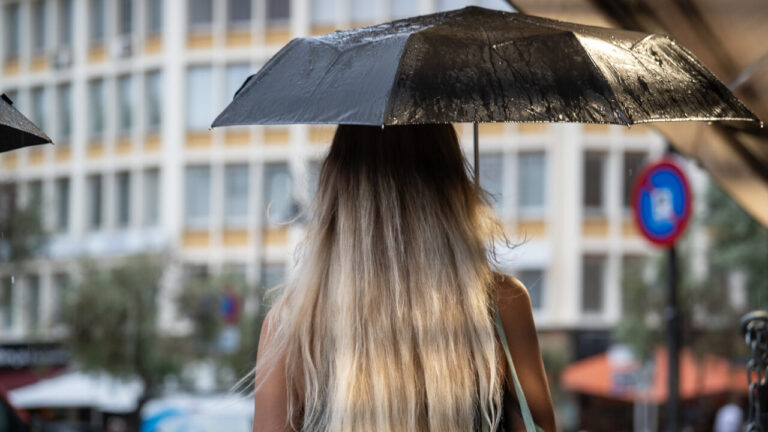Gente mojada por la lluvia
