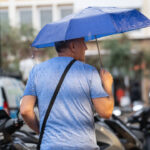 Gente mojada por la lluvia