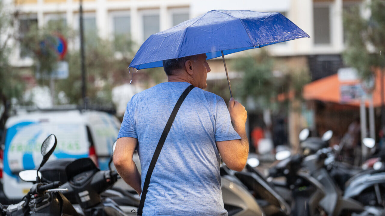 Gente mojada por la lluvia