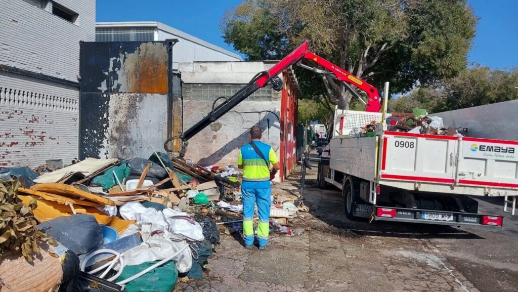 Emaya retira 11 toneladas de residuos de un vertedero ilegal en Son Castelló