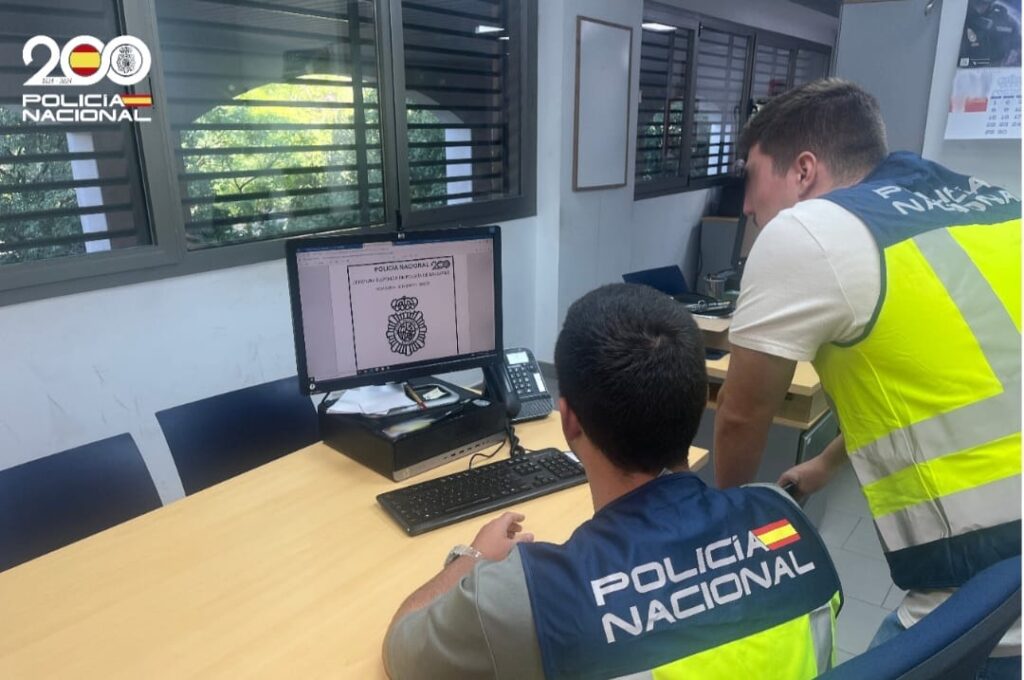 Policías Nacionales ante ordenador