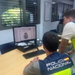 Policías Nacionales ante ordenador