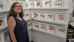 Paula Gutiérrez junto a sus obras