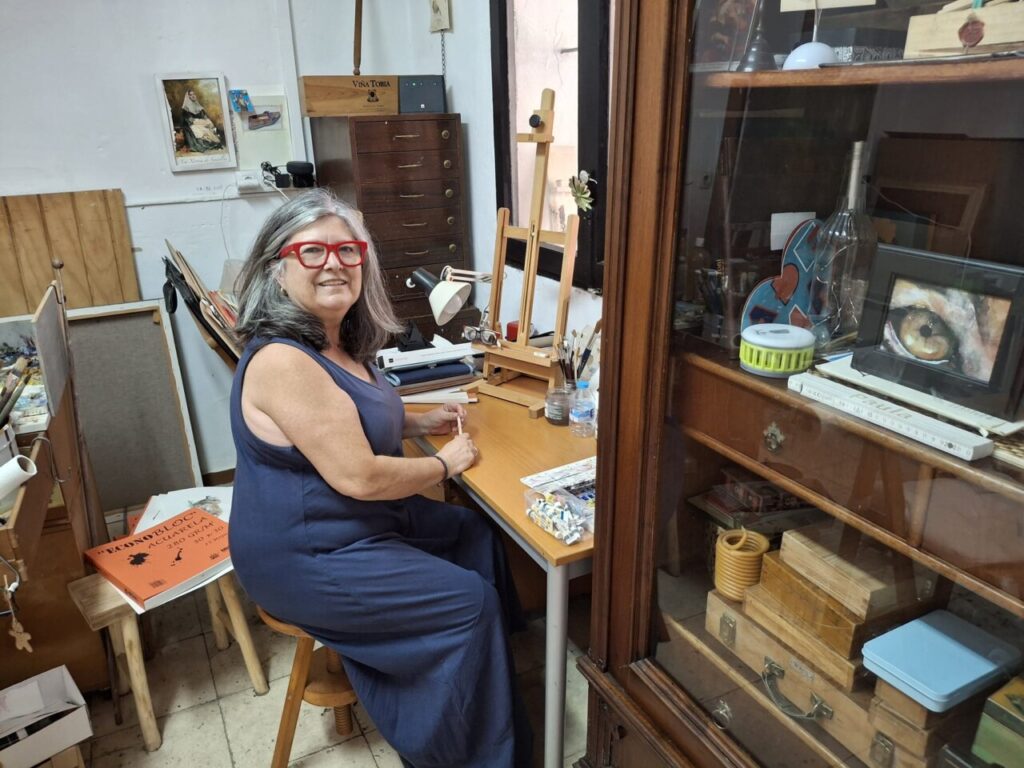 Paula Gutiérrez trabajando en su estudio