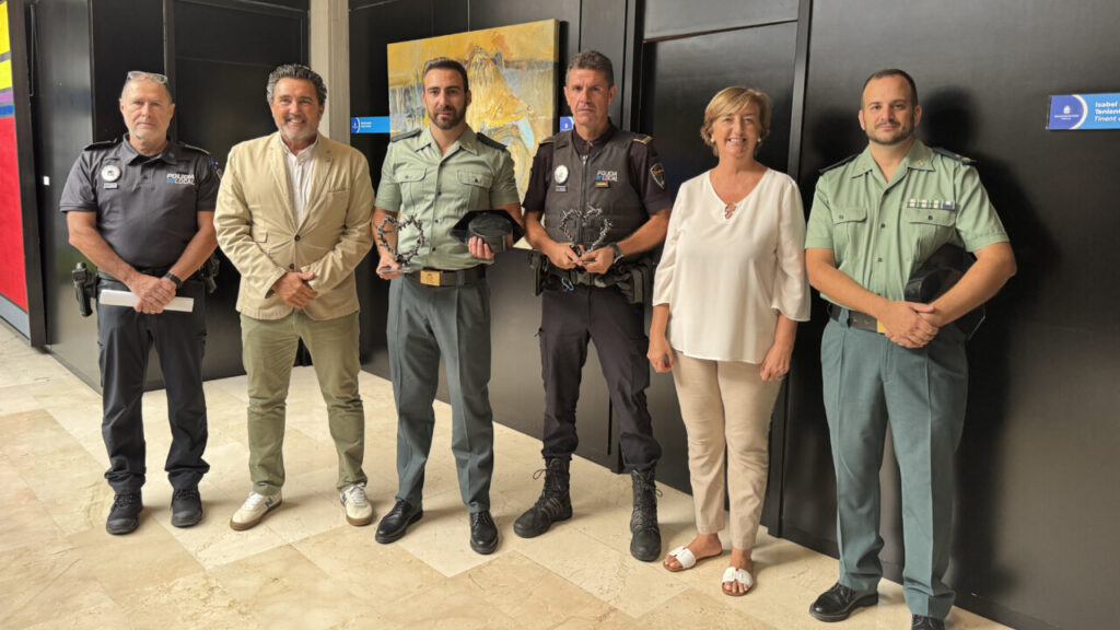 Calvià homenajea a los agentes que salvaron la vida a una mujer en un incendio en Santa Ponça