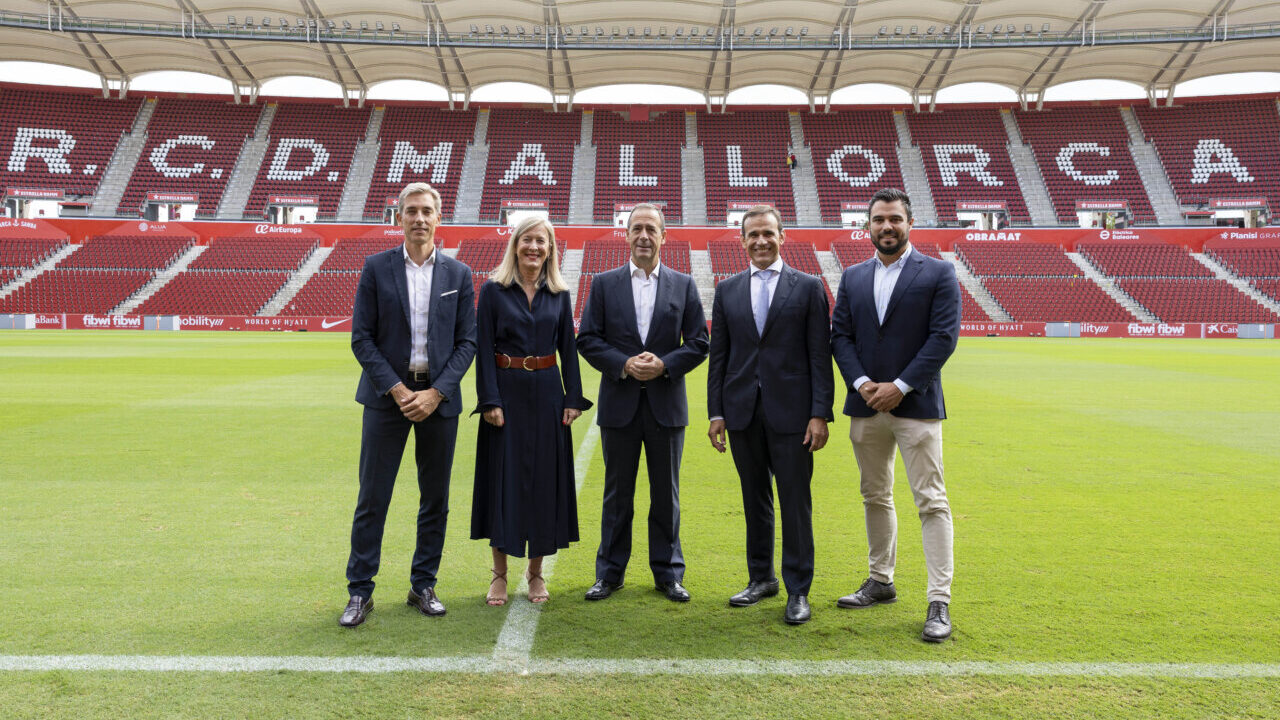 Gonzalo Gort&aacute;zar visita Son Moix y reafirma el compromiso de CaixaBank con el Mallorca