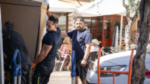 El paro cae en 10.500 personas y roza el pleno empleno