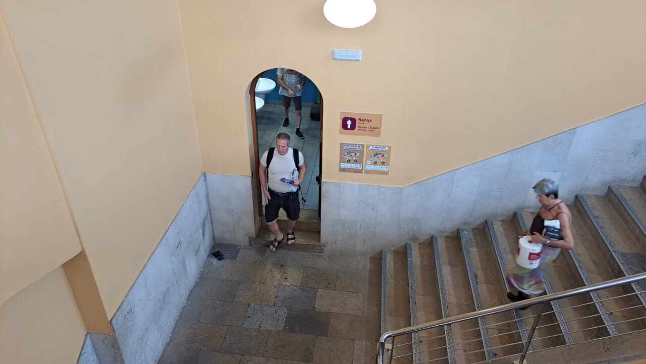 Aseos de caballeros del Mercat de l'Olivar de Palma. Aseos de caballeros del Mercat de l'Olivar de Palma.