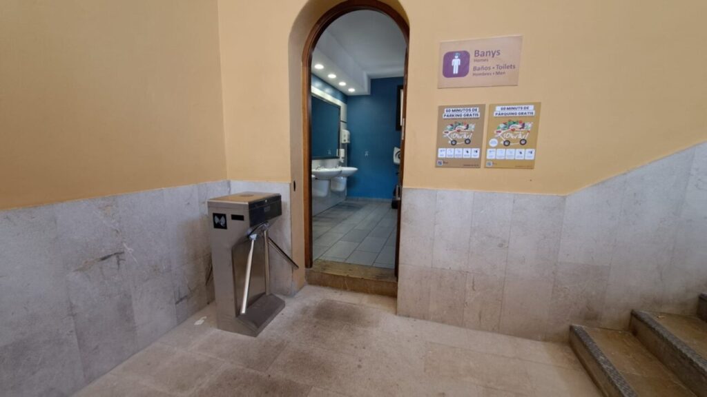 Torno instalado en la entrada del baño de caballeros del Mercat l'Olivar de Palma. | Autor: JPM.