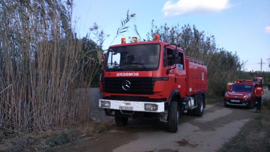 Camión de bomberos en el lugar de un accidente laboral en Santa Margalida
