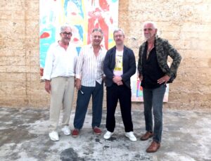 Xisco Barceló posa junto a los artistas
