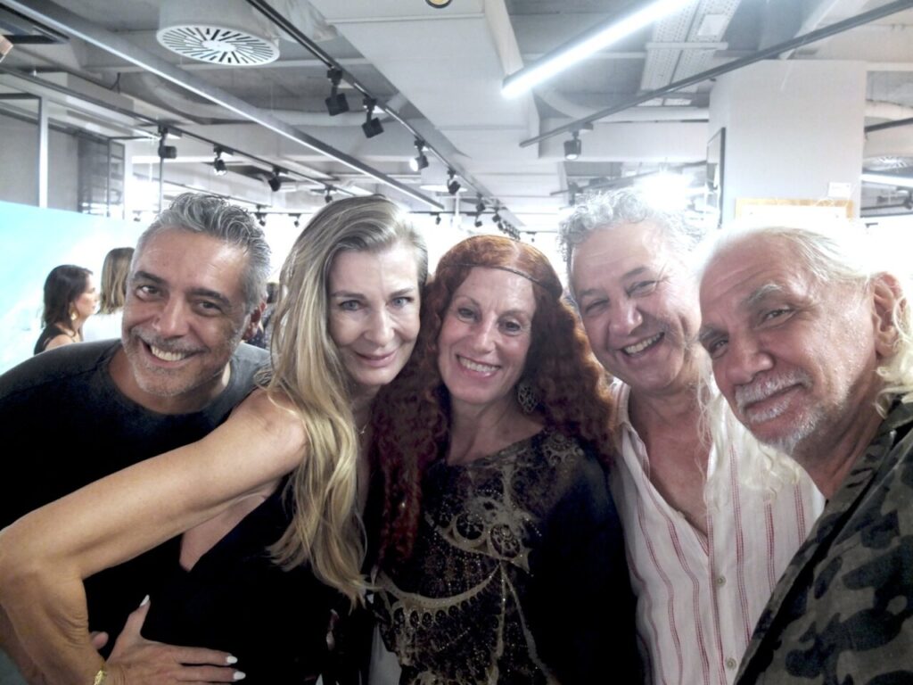 Xisco Barceló posa junto algunos artistas