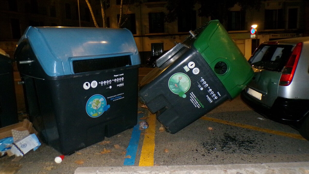 Un conductor borracho se estampa contra cinco contenedores en Palma