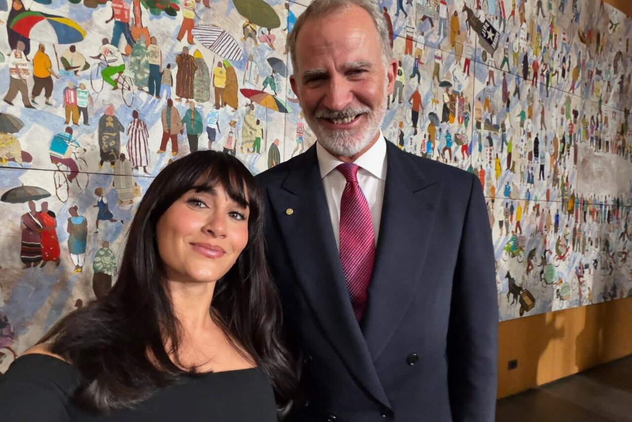 Aitana Ocaña y el Rey Felipe VI posando para un selfie en una gala