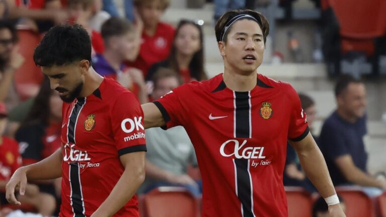 Asano del RCD Mallorca tras sufrir una lesión en el partido