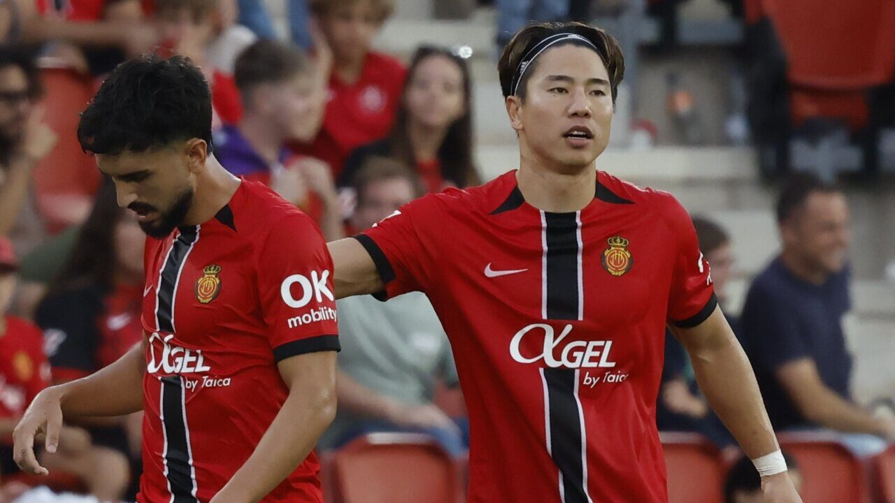 Asano del RCD Mallorca tras sufrir una lesi&oacute;n en el partido