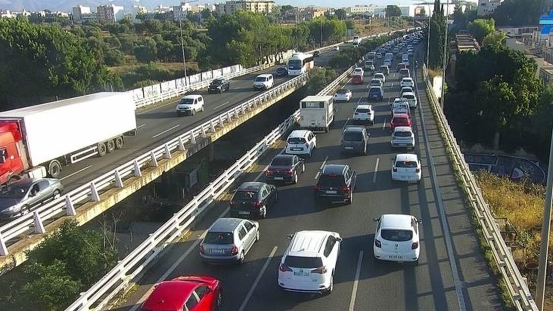 Un camión pierde sacos de cemento y colapsa la Vía de Cintura