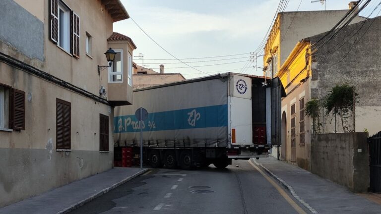 Un camionero borracho la lía y colapsa Son Servera tras quedar encallado