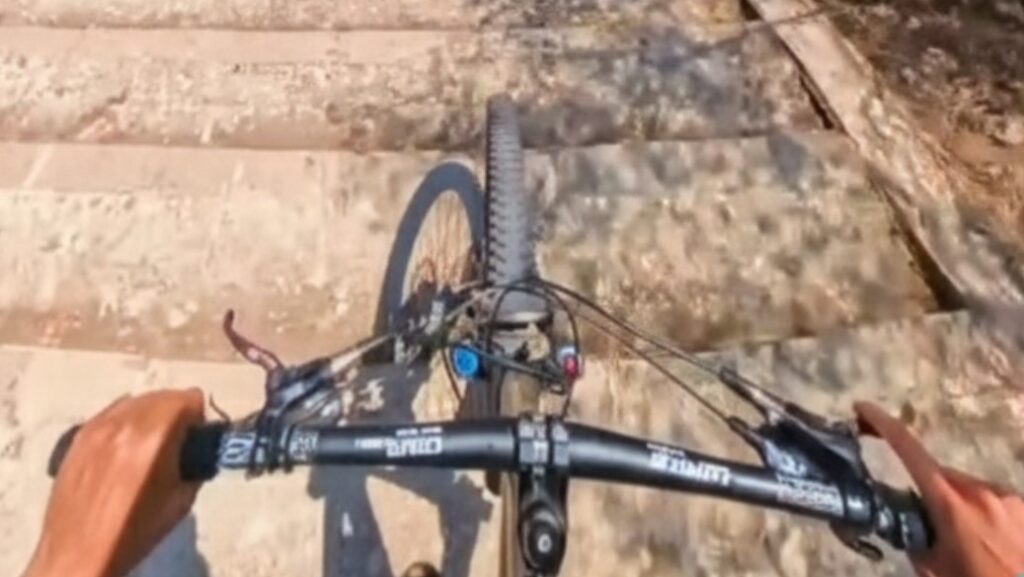 Denunciado un ciclista por bajar a toda velocidad las escaleras del Castell de Bellver