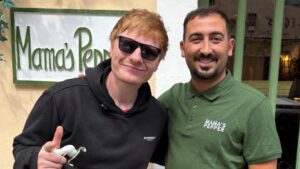 Su estancia se desarrolló en un ambiente relajado. Llegó sobre las 13:15 horas, pidió entrantes, plato principal y café, y durante la comida se le vio muy cordial con el personal y los comensales. Manifestó públicamente su aprecio por la isla, asegurando que no es la primera vez que la visita y que suele regresar cuando su agenda se lo permite. Este momento coincide con la publicación de su octavo álbum de estudio, PLAY, cuya salida oficial se produjo este 12 de septiembre. Según fuentes cercanas, el artista se encuentra en Mallorca unos días antes de iniciar la promoción del nuevo disco. Sheeran tiene una relación de larga data con Mallorca. Se le ha visto anteriormente en diferentes eventos sociales y culturales en la isla, y mantiene con ella un vínculo especial, tanto personal como artístico.