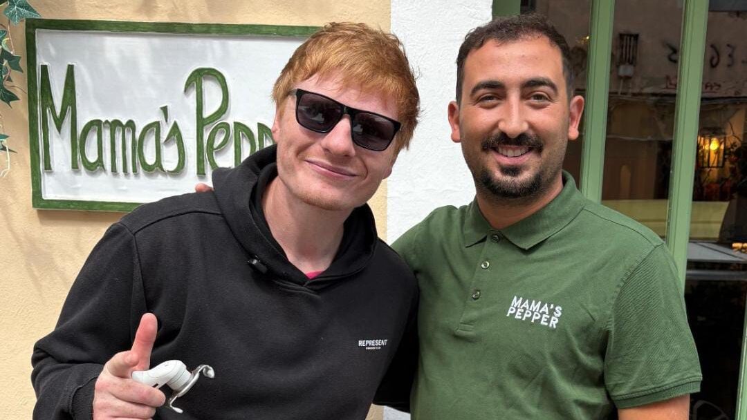 Su estancia se desarrolló en un ambiente relajado. Llegó sobre las 13:15 horas, pidió entrantes, plato principal y café, y durante la comida se le vio muy cordial con el personal y los comensales. Manifestó públicamente su aprecio por la isla, asegurando que no es la primera vez que la visita y que suele regresar cuando su agenda se lo permite. Este momento coincide con la publicación de su octavo álbum de estudio, PLAY, cuya salida oficial se produjo este 12 de septiembre. Según fuentes cercanas, el artista se encuentra en Mallorca unos días antes de iniciar la promoción del nuevo disco. Sheeran tiene una relación de larga data con Mallorca. Se le ha visto anteriormente en diferentes eventos sociales y culturales en la isla, y mantiene con ella un vínculo especial, tanto personal como artístico.