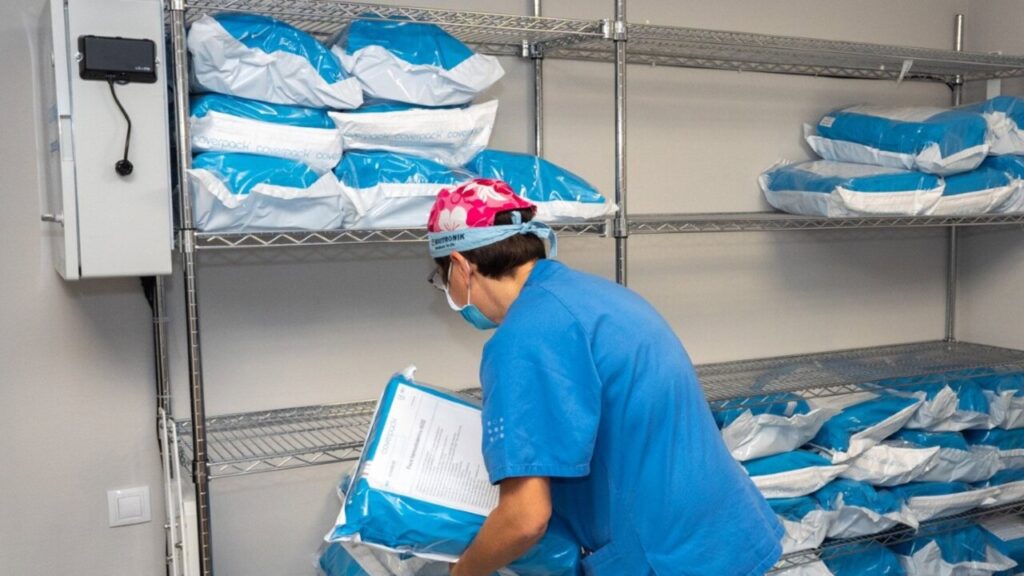 Enfermera organizando suministros médicos en un hospital