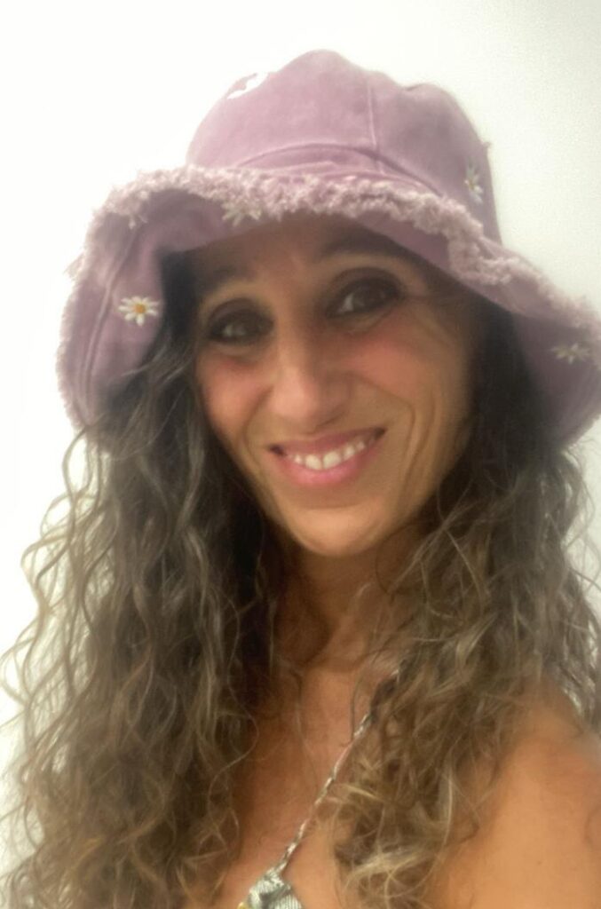 Esther Fuster sonriente con un sombrero rosa en un selfie