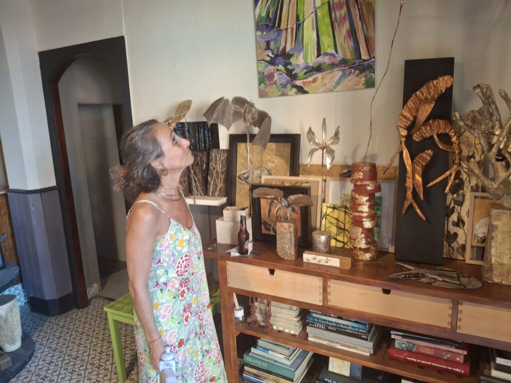 Esther Fuster observando sus obras en el taller