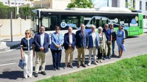 Los comerciantes del Paseo Marítimo celebran el estreno de la nueva línea de bus de la EMT