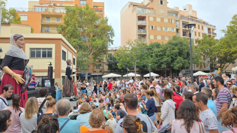 Multitud disfrutando de la Fira del Variat en Palma con actividades culturales.