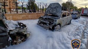 Incendio vehículos en Las Palmeras