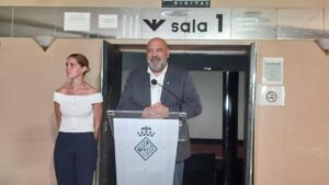 La teniente de alcalde y regidora de Servicios Sociales, Educación, Participación Ciudadana, Juventud e Igualdad del Ayuntamiento de Palma, Lourdes Roca, y el alcalde de Palma, Jaime Martínez, presentan el proyecto del cine Metropolitan. - EUROPA PRESS