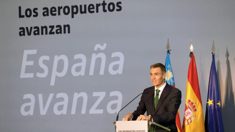 Pedro Sánchez durante la presentación de la propuesta de inversiones de Aena para los aeropuertos españoles.