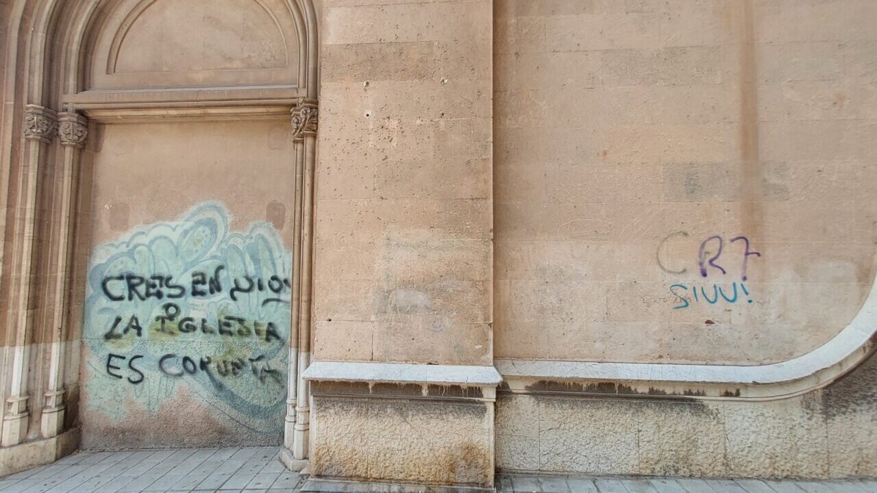 Grafiti en edificio histórico de Palma.