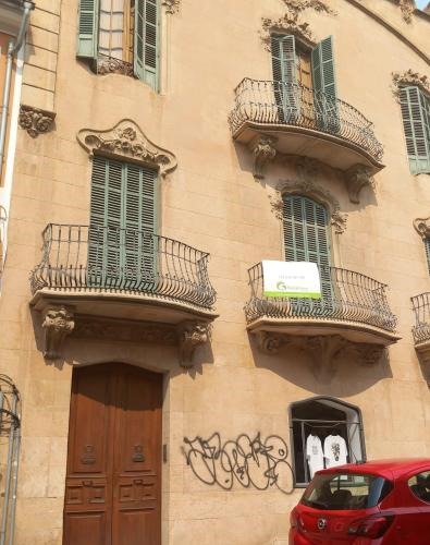 Grafiti en edificio histórico de Palma.