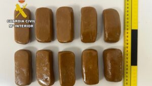 Los diez paquetes de hachís intervenidos en el envío