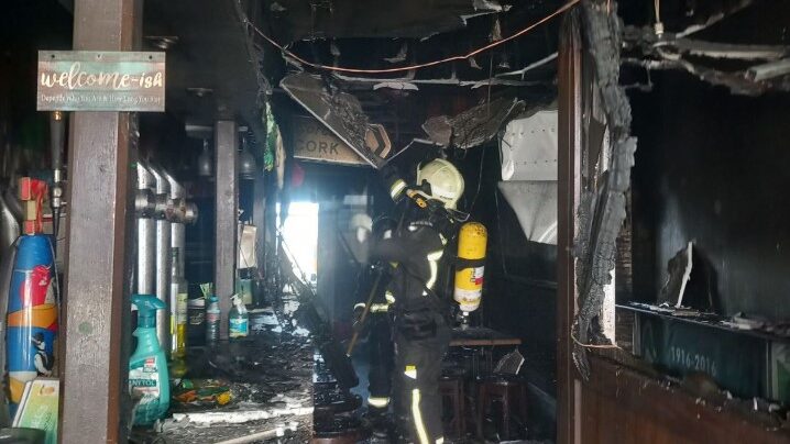 Dos intoxicados y una veintena de aparamentos desalojados tras un incendio en un bar de Santa Ponça