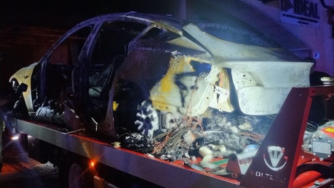 Arde y queda totalmente calcinado un coche eléctrico en un garaje de Pollença