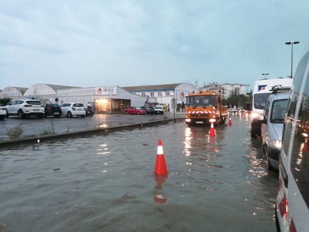 Inundaciones en Ibiza con veh&iacute;culos y agua en la calle