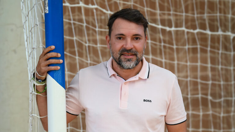 José Tirado posando en el Poliesportiu Galatzó con una red de fondo