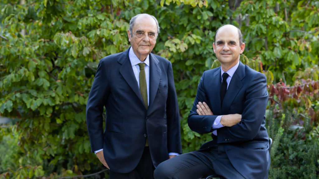 Juan March de la Lastra y Carlos March posando juntos en un entorno natural.