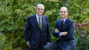 Juan March de la Lastra y Carlos March posando juntos en un entorno natural.