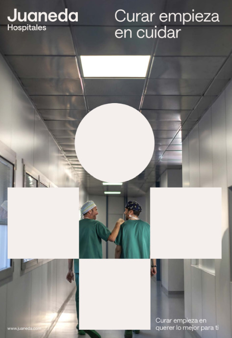 Dos profesionales de la salud en un pasillo del hospital Juaneda