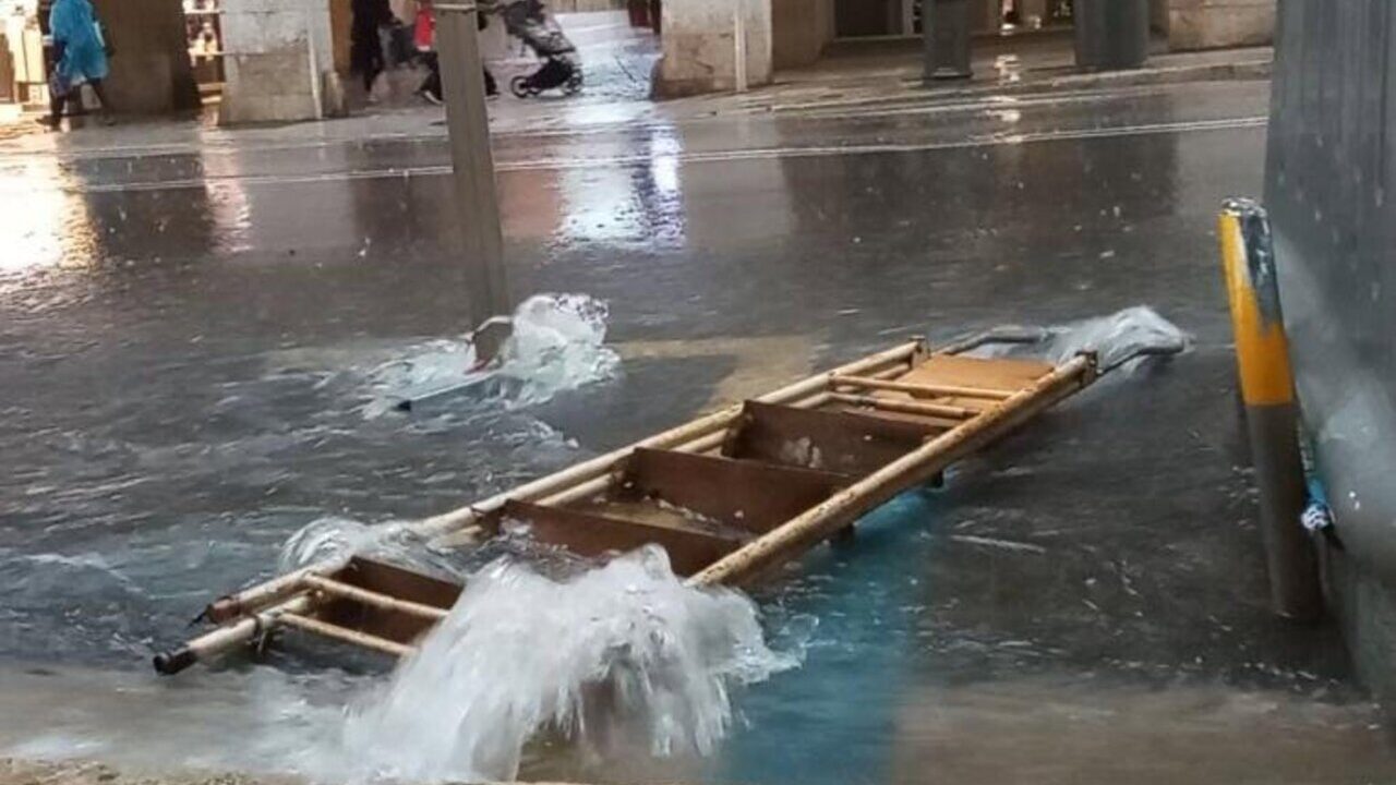 La lluvia descarga con fuerza en la calle Jaume III de Palma