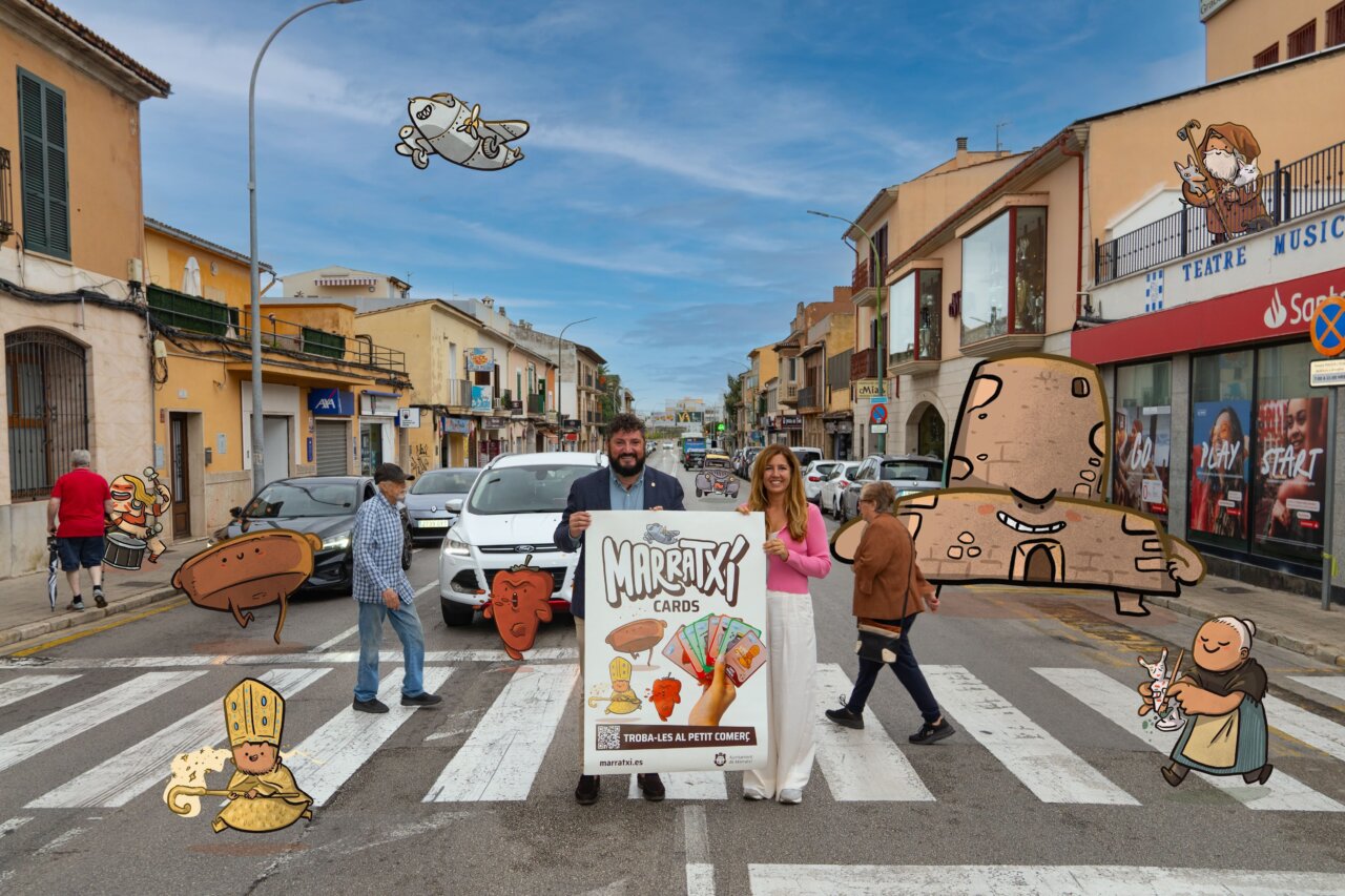 Personas sosteniendo un cartel de Marratxí Cards en una calle con ilustraciones