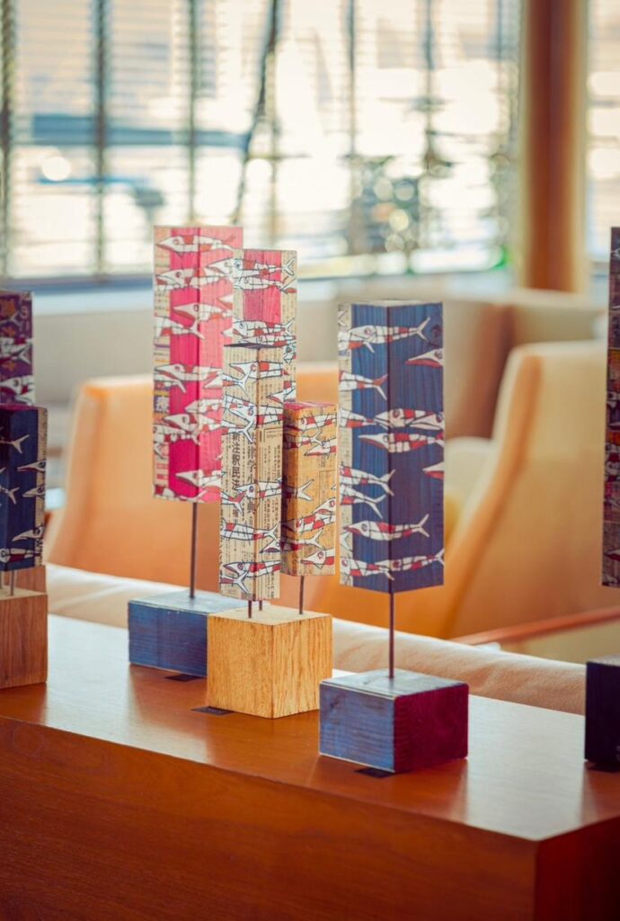 Esculturas de madera con diseños coloridos de Esther Fuster