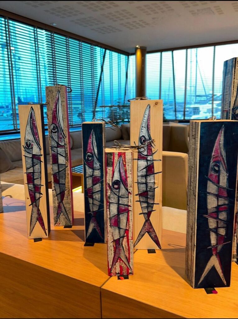 Esculturas de madera pintadas de peces en un entorno moderno