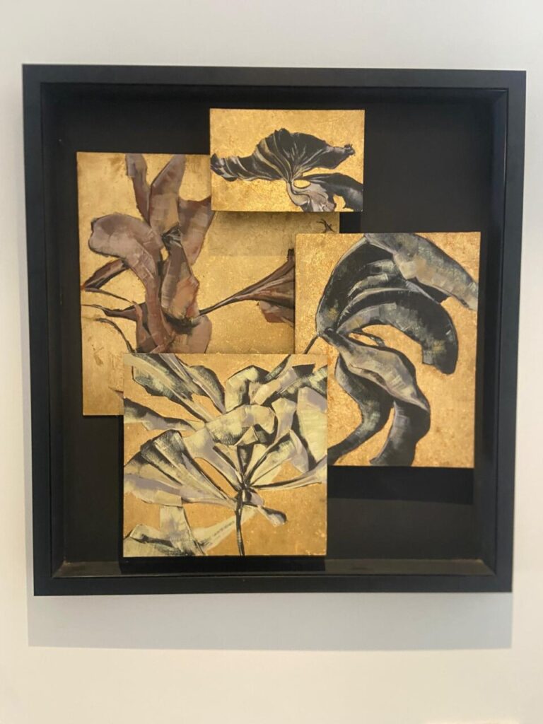 Obra de arte de Esther Fuster con hojas y fondo dorado