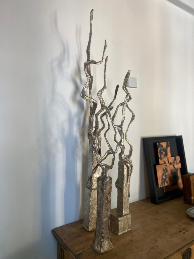 Escultura contemporánea de Esther Fuster con formas abstractas