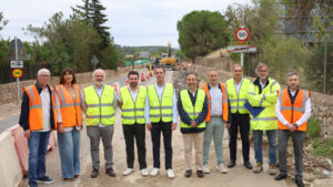 Grupo de personas en obras del nuevo vial cívico en Alaró